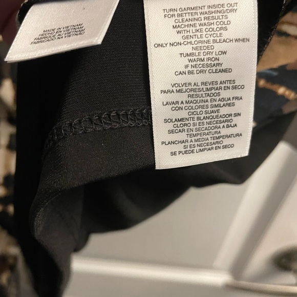 Anne Klein capped shear sleeve blouse pattered front and plain black back w tags - Picture 4 of 7